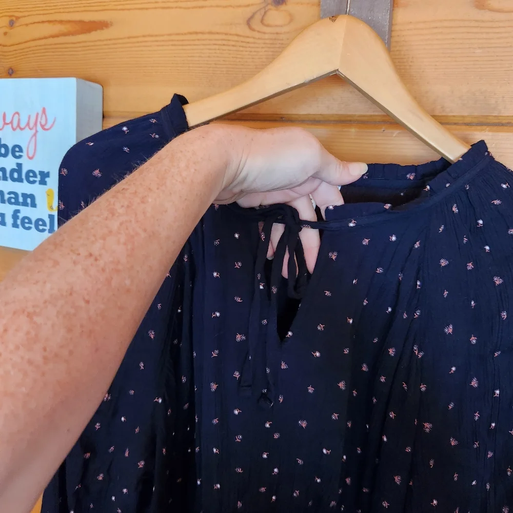 Sonoma 💜 NWT Maternity Blue Floral Peasant Tunic‎ Stretch Top Keyhole Pleated L - Picture 3 of 8